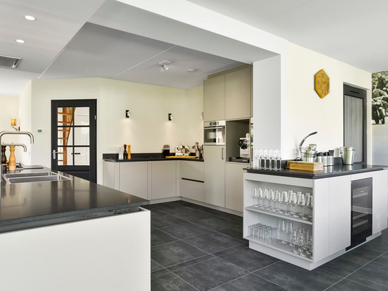 De luxe en moderne, witte keuken met kookeiland in een van de vernieuwde vakantiehuizen op Landal Cauberg.