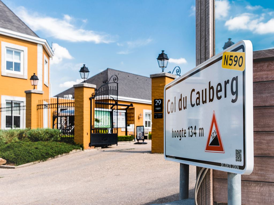 Het bekende wielrennersbord 'Col du Cauberg' met de hoogte-aanduiding, gefotografeerd bij de ingang van Landal Cauberg.