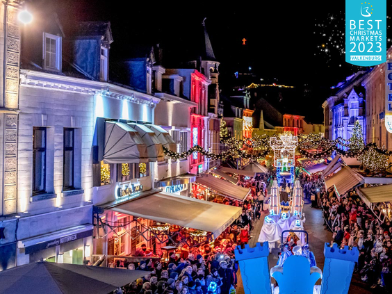 De kleurrijk verlichte Christmas Parade trekt door de straten van Kerststad Valkenburg, bekroond tot 'Best Christmas Market 2023'.