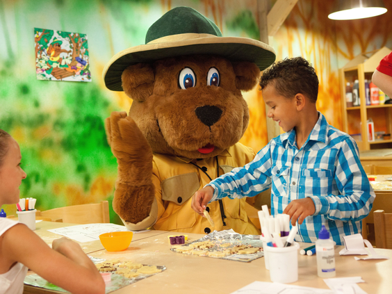 Bollo de Beer knutselt gezellig met kinderen in de Bollo Club op vakantiepark Landal Coldenhove.
