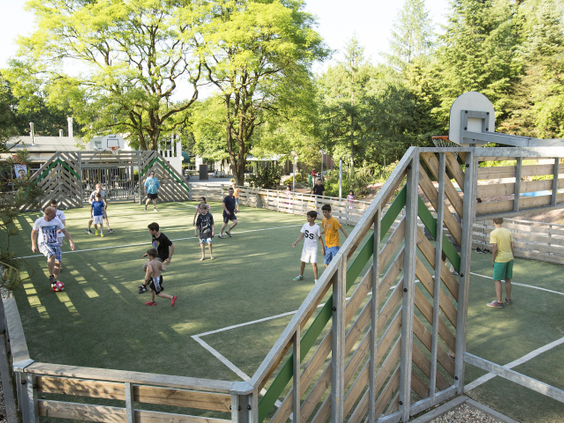 Kinderen spelen een potje voetbal op het omheinde multisportveld van Landal Coldenhove.
