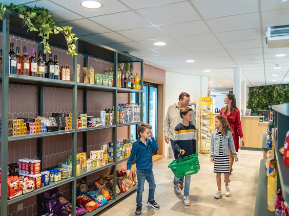 Gezin doet boodschappen in de parkshop van Landal De Vers voor verse broodjes en andere lekkernijen.