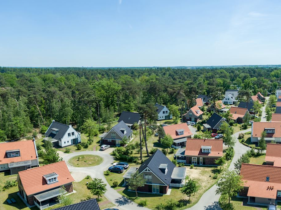 Luchtfoto van de diverse bungalows van Landal De Vers, prachtig gelegen in de bosrijke omgeving van Overloon.