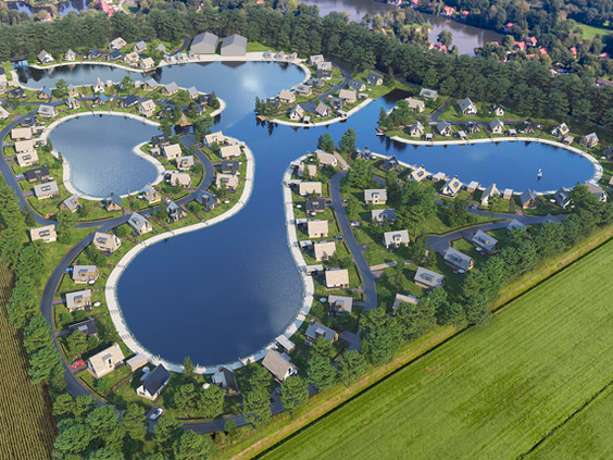 Luchtfoto van Landal Drentse Lagune, waarop de unieke lagune met de vakantiehuizen op schiereilandjes en de groene omgeving goed te zien zijn.