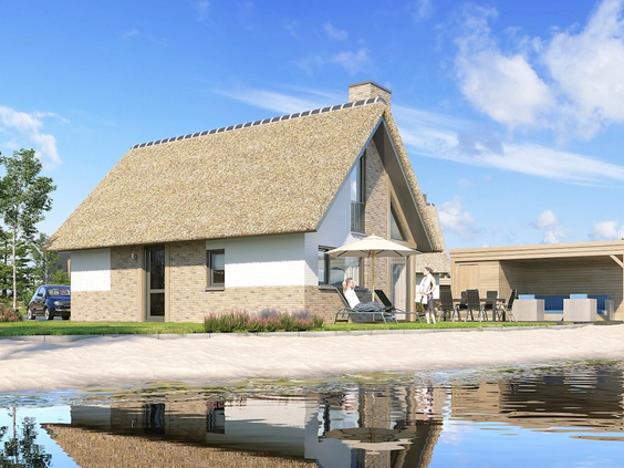 Een luxe vakantiewoning met een rietgedekt dak en een terras, weerspiegeld in het heldere water van de lagune op Landal Drentse Lagune.