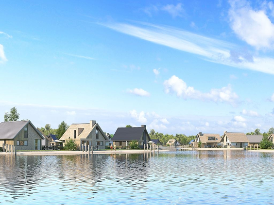 Overzicht van de luxe waterwoningen die verspreid liggen langs de oever van de grote recreatieplas op Landal Drentse Lagune.
