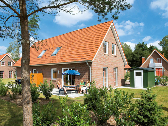 Een comfortabele, stenen vakantiewoning met eigen tuin en terras op vakantiepark Landal Dwergter Sand in Nedersaksen.