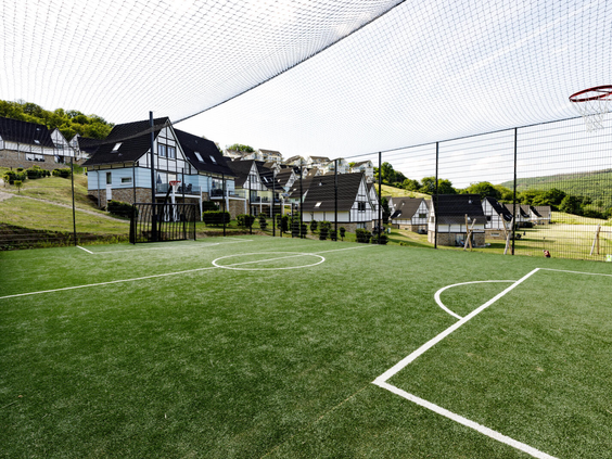 Het omheinde multifunctionele sportveld, ook wel voetbalkooi genoemd, van Landal Eifeler Tor.
