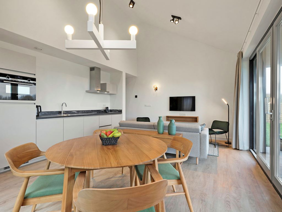Moderne eethoek met open keuken in een licht vakantiehuis op Landal Elfstedenhart, ideaal voor een gezinsontbijt of diner.