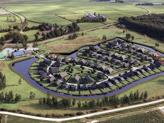 Luchtfoto van vakantiepark Landal Elfstedenhart, waarop de cirkelvormige opzet van de waterwoningen in het Friese landschap te zien is.