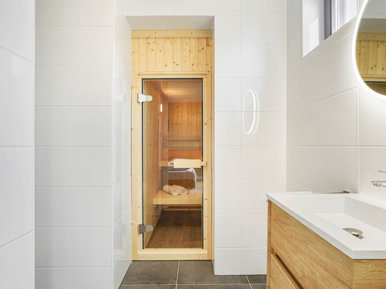 Luxe badkamer met een houten privé sauna in een vakantiehuis op Landal Elfstedenhart voor ultieme ontspanning.