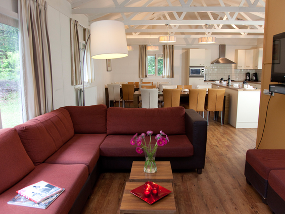 De ruime woonkamer en open keuken van een grote groepsbungalow op Landal Heideheuvel, ideaal voor families.