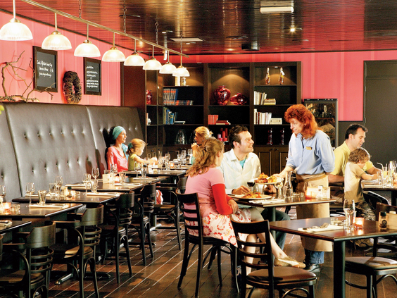 Gezinnen genieten van een diner in het sfeervolle familierestaurant 'De Brasserie' op vakantiepark Landal Heideheuvel.
