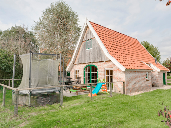Een vrijstaande bungalow op Landal Hellendoornse Berg met een ruime tuin en een eigen trampoline voor de kinderen.