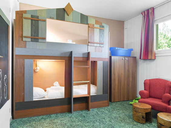 Een speciale kinderslaapkamer in een kinderbungalow van Landal Hochwald met een ingebouwd stapelbed (bedstee).