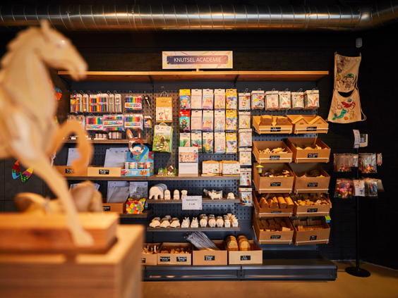 Souvenirwinkel met kaarten en cadeaus bij Landal Hof van Saksen