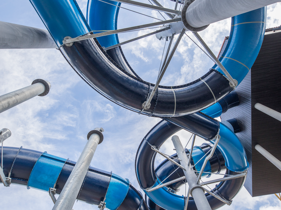 Van onderen gefotografeerd, de indrukwekkende blauw-zwarte constructie van de verschillende waterglijbanen tegen een blauwe lucht in het zwemparadijs van Landal Hof van Saksen.