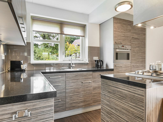 De moderne en compleet ingerichte keuken in een van de vakantiehuizen op Landal Hoog Vaals, met uitzicht naar buiten.