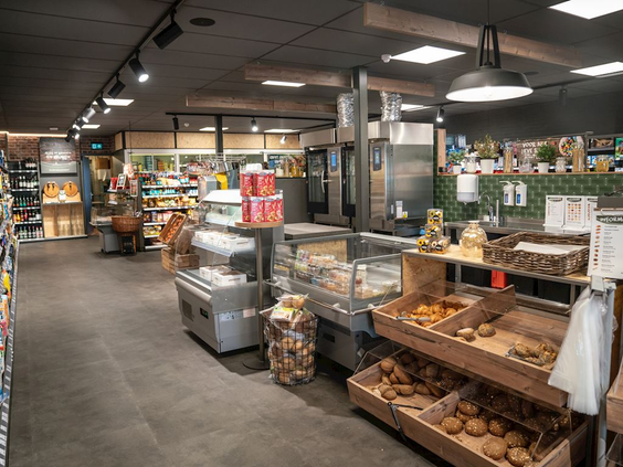 De goed gesorteerde parkshop van Landal Hoog Vaals met een broodafdeling, diverse schappen en gekoelde producten.