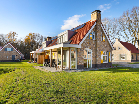 Een modern en vrijstaand vakantiehuis bij Landal Kaatsheuvel met een ruime, groene tuin en een zonnig terras.