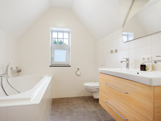 De lichte en moderne badkamer in een vakantiehuis van Landal Kaatsheuvel, compleet met een comfortabel ligbad.