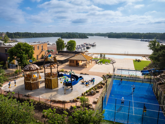 Overzicht van Landal Marina Resort Well, met de ligging aan het Leukermeer, het spraypark, de padelbaan en de jachthaven.