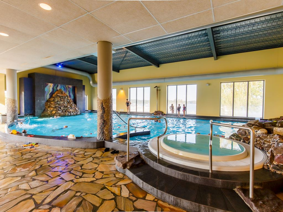 Het overdekte binnenzwembad van Landal Marina Resort Well, met een stroomversnelling en een apart peuterbadgedeelte.