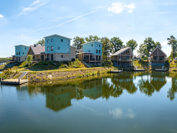 Kleurrijke, moderne watervilla's gelegen aan het water van het Leukermeer op Landal Marina Resort Well in Limburg.