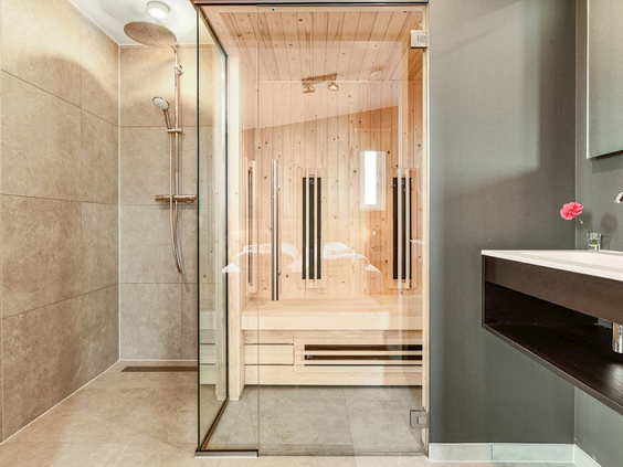 Luxe wellness badkamer met een ruime inloopdouche en een privé-sauna in een vakantiewoning op Landal Marina Resort Well.
