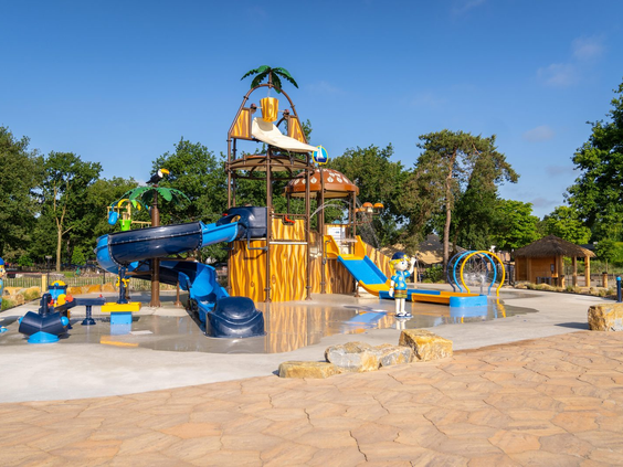 Het kleurrijke spraypark van Landal Marina Resort Well, met diverse waterglijbanen, sproeiers en speeltoestellen voor kinderen.