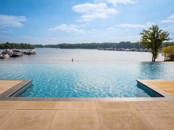 De luxe infinity pool van Landal Marina Resort Well die een prachtig, naadloos uitzicht biedt over de jachthaven en het Leukermeer.