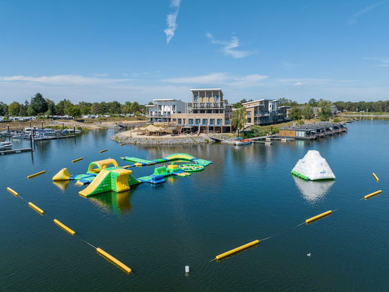 Het grote opblaasbare aquapark met een stormbaan en speeltoestellen, gelegen in het Leukermeer bij Landal Marina Resort Well.