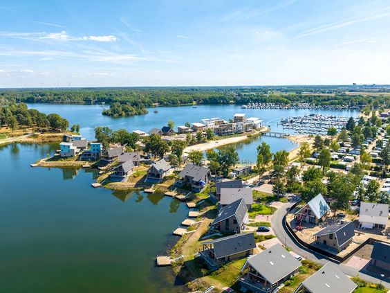 Luchtfoto van Landal Marina Resort Well, waarop de ligging van de vakantiehuizen aan het water van het Leukermeer in Limburg te zien is.