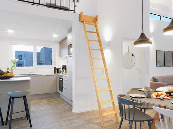 Open keuken en eetgedeelte in moderne vakantiewoning Landal Marissa, met een unieke houten ladder naar een slaapvide.