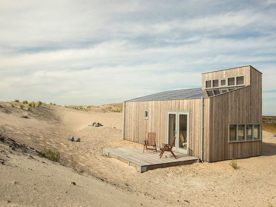 Een duurzaam, houten eilandhuisje van Landal, prachtig gelegen en verscholen in het ongerepte duinlandschap van de Marker Wadden.