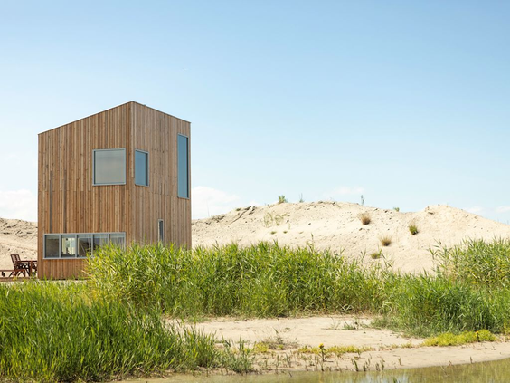 Een modern en duurzaam houten eilandhuisje van Landal, gelegen in het zand van de duinen op de Marker Wadden.