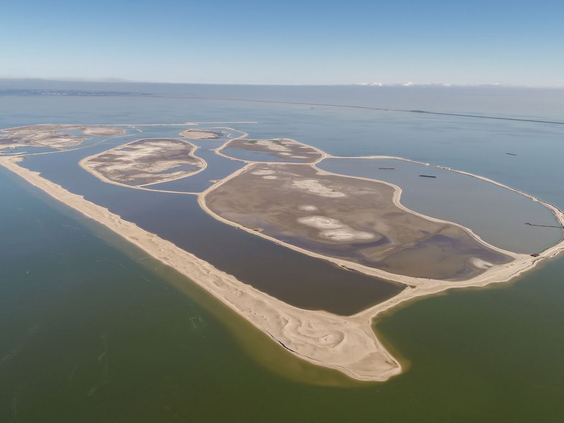 Luchtfoto van de archipel de Marker Wadden, een door de mens gemaakt natuurgebied in het Markermeer in Flevoland.