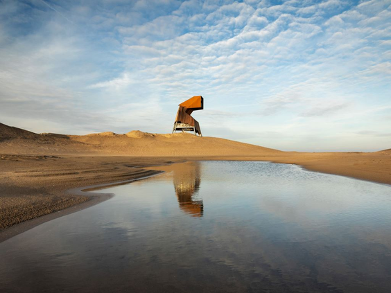 Uitkijktoren met wandelaar bij het water op Marker Wadden