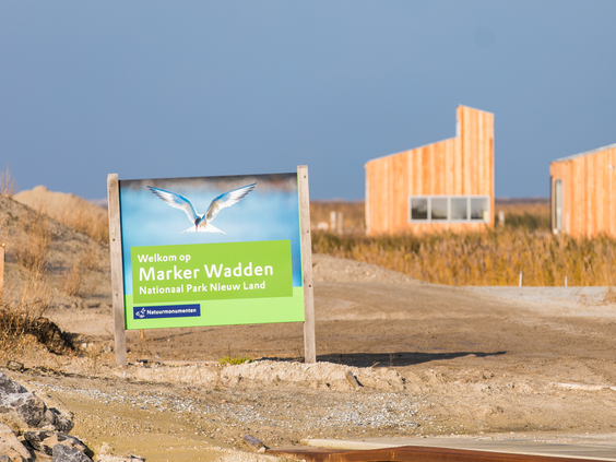 Het welkomstbord van Natuurmonumenten bij de haven van de Marker Wadden in Flevoland.