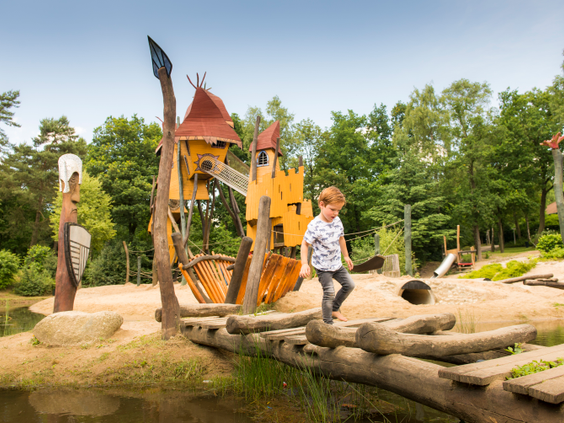 Kind speelt in de avontuurlijke buitenspeeltuin 'het Avonturenhof' op Landal Miggelenberg op de Veluwe.