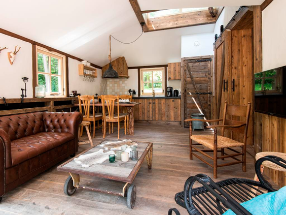 Stoer en sfeervol interieur van een houten lodge op Landal Miggelenberg, midden op de Veluwe.