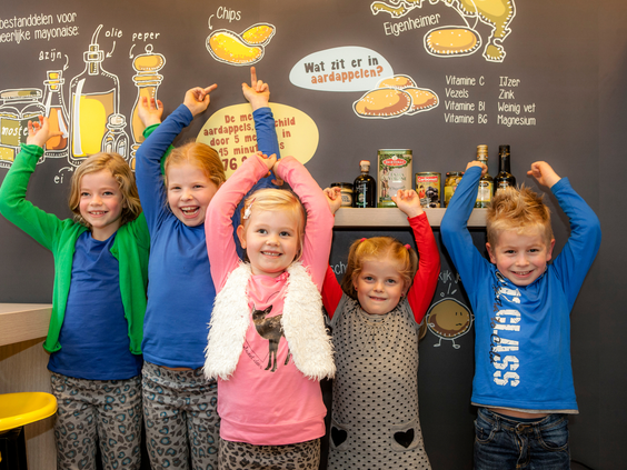 Enthousiaste kinderen doen mee met een leerzame en leuke activiteit in de Bollo Bakkerswinkel op Landal Miggelenberg.