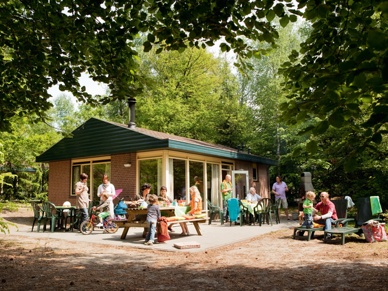 Gezellig samenzijn op het terras van een bungalow midden in het groen op Landal Miggelenberg.