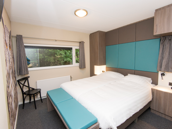 Een comfortabele en modern ingerichte slaapkamer in een vernieuwde bungalow op Landal Miggelenberg.
