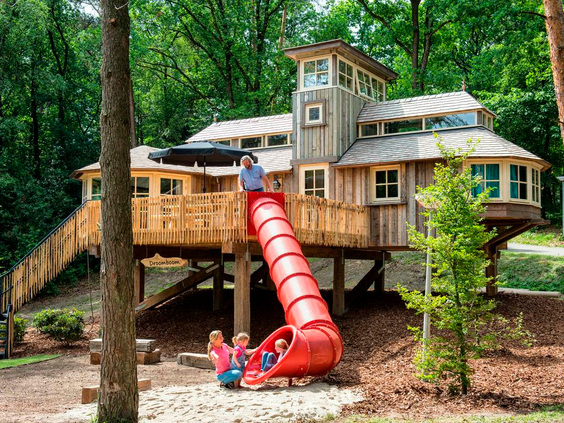 De unieke 4-persoons Boomwoning op Landal Miggelenberg met een eigen glijbaan naar beneden.