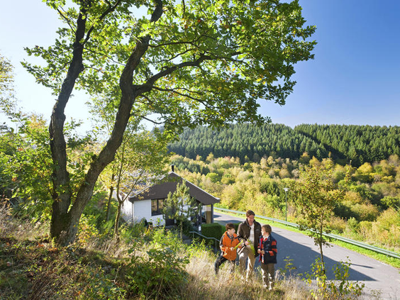 Een gezin maakt een wandeling door het heuvelachtige en groene landschap van de Moezelstreek bij vakantiepark Landal Mont Royal.