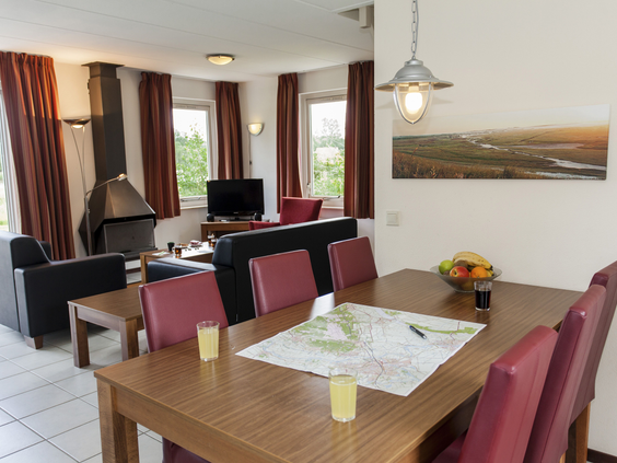 De ruime eethoek in een bungalow op Landal Natuurdorp Suyderoogh, waar een gezin gezamenlijk kan eten of spelletjes kan spelen.