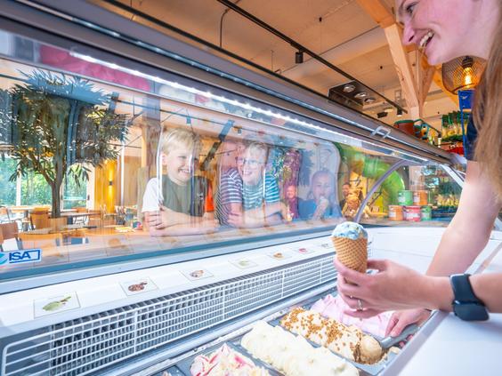 Kind kiest een smaak schepijs uit de ijscovitrine in de snackbar op vakantiepark Landal Orveltermarke.