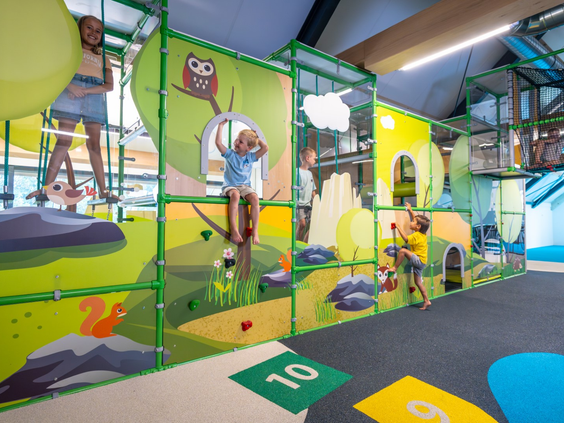 Kinderen klimmen en spelen in de veilige softplay speelstructuur met vrolijke kleuren in de binnenspeeltuin van Landal Orveltermarke.
