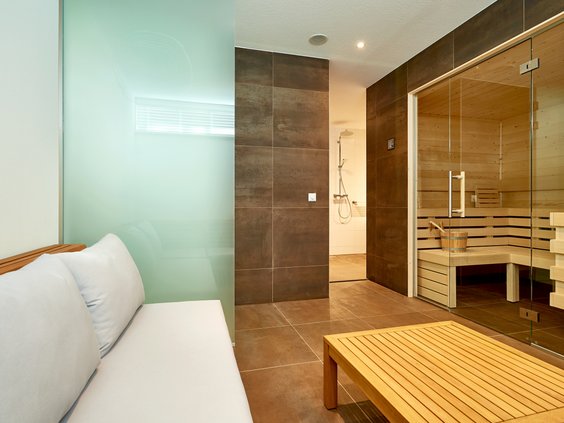 Luxe wellnessruimte met een privé sauna en relaxbank in een vakantievilla op Landal Puur Exloo, voor ultieme ontspanning.
